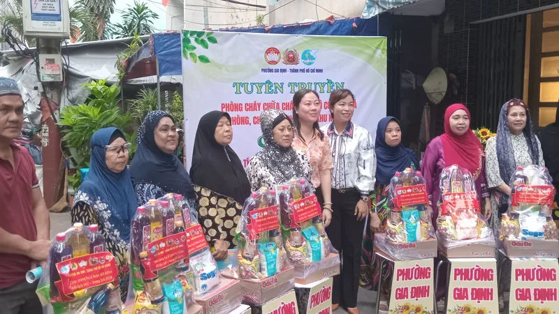 Trao quà cho tín đồ Hồi giáo ở phường Gia Định nhân Đại lễ Raya Idil Adha