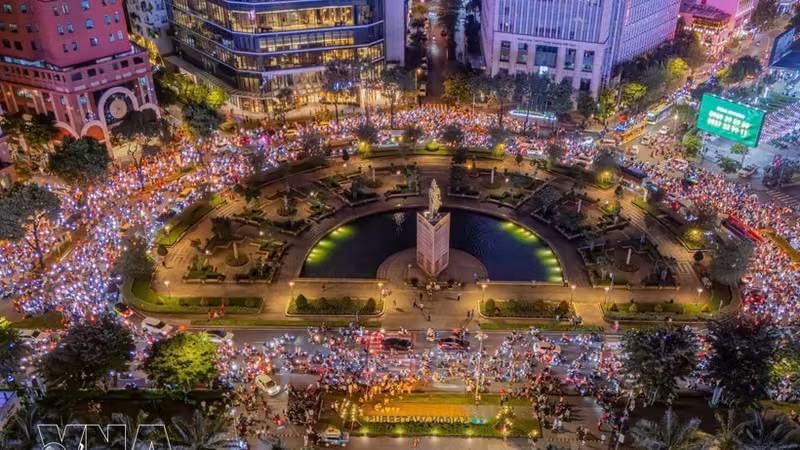 9月2日，胡志明市大批民众沉浸在庆祝国庆节的氛围中。图自越通社