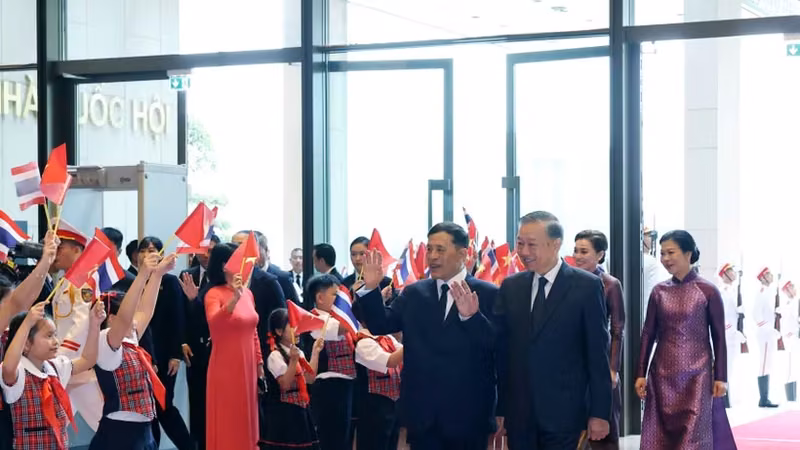 越南党中央总书记、国家主席苏林与夫人吴芳璃主持仪式，欢迎泰国国王哇集拉隆功与王后素提达 图片来源：越通社