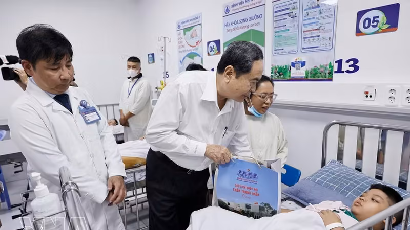 越南国会主席陈青敏走访慰问胡志明市第一儿童医院患儿。图自越通社