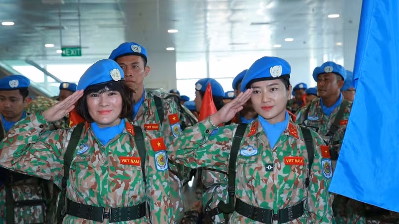 五号工兵队女军官、军人启程前往阿卜耶伊地区执行联合国维和任务。图自越通社