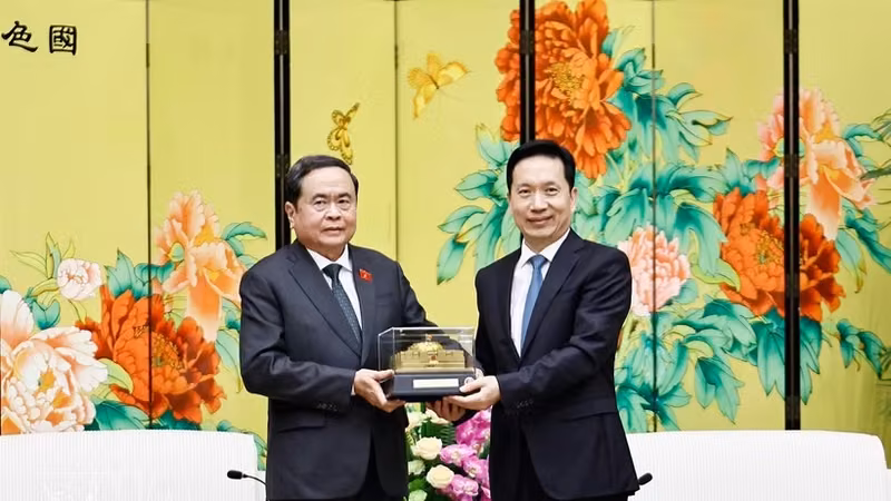 越南国会主席陈青敏向陕西省委书记赵一德赠送纪念品。图自越通社