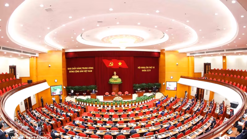 越南共产党第十四届中央委员会第四次全体会议讨论了《旨在服务国家快速可持续发展的重点行业与领域人才引进、使用及培养国家战略》提案。图自越通社