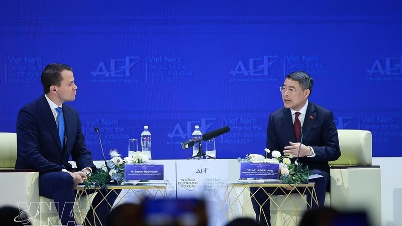 越南政府总理黎明兴与世界经济论坛（WEF）执行董事斯特凡·梅根塔勒进行对话。图自越通社