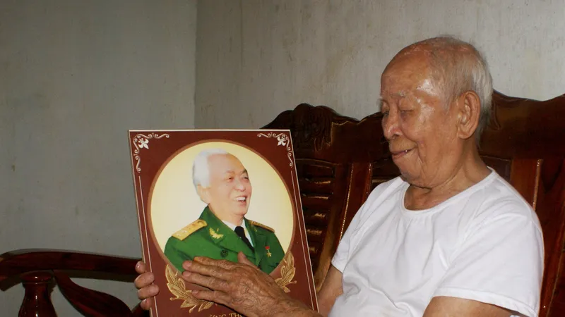 Ông Tô Đình Cắm bên chân dung Đại tướng Võ Nguyên Giáp ngày Đại tướng từ trần
