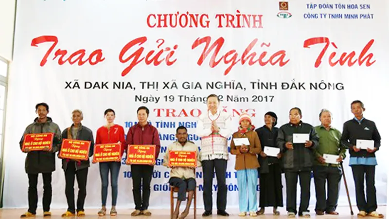 Thượng tướng Tô Lâm trao nhà tình nghĩa cho đồng bào dân tộc thiểu số có hoàn cảnh khó khăn
