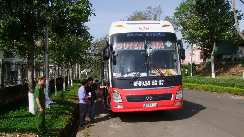 Chiếc xe khách bọ ném đá
