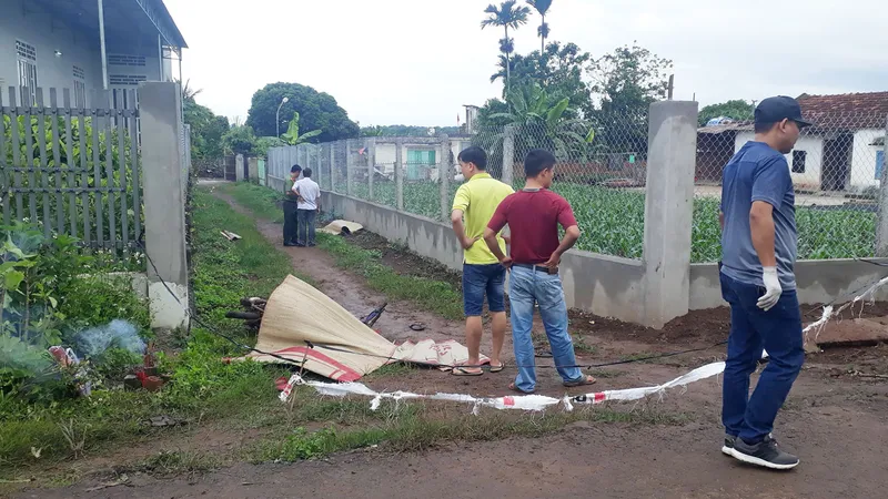 Phát hiện thi thể 2 thanh niên bên vệ đường lúc rạng sáng
