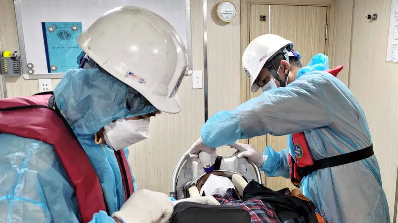 Lực lượng y tế sơ cứu cho nạn nhân