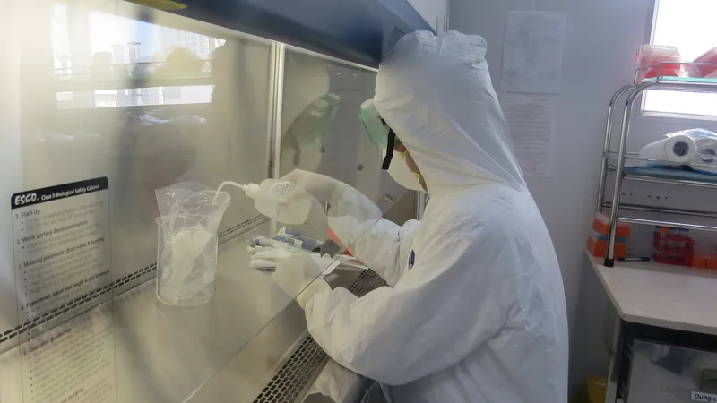 Nhà khoa học đang làm việc tại phòng nghiên cứu Viện Pasteur Nha Trang