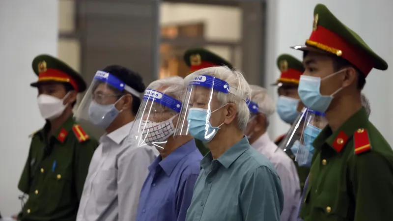 Các bị cáo nghe đại diện Viện Kiểm sát đọc bản luận tội