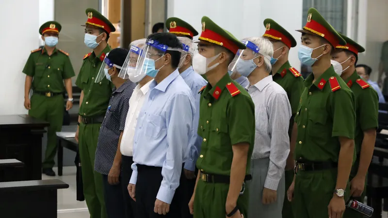 Các bị cáo nghe tòa tuyên án