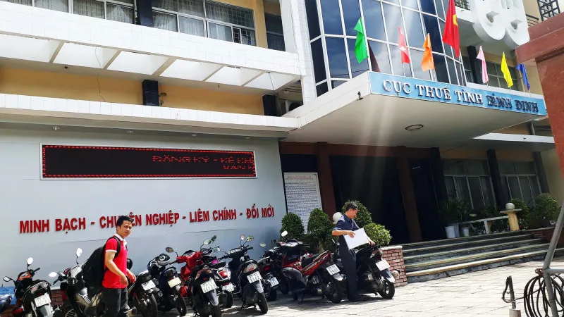 Tống đạt quyết định khởi tố Trưởng phòng Thanh tra thuế nhận hối lộ