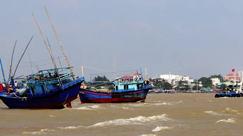 Đơn vị chức năng đang huy động lực lượng để "giải cứu" 2 con tàu đang mắc cạn tại cửa biển Diễn Đà (TP. Tuy Hòa, Phú Yên)