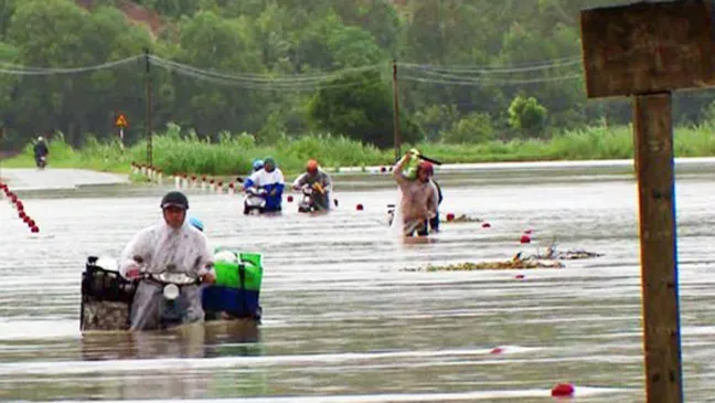 Phú Yên: Hàng trăm hộ dân chìm ngập trong biển lũ