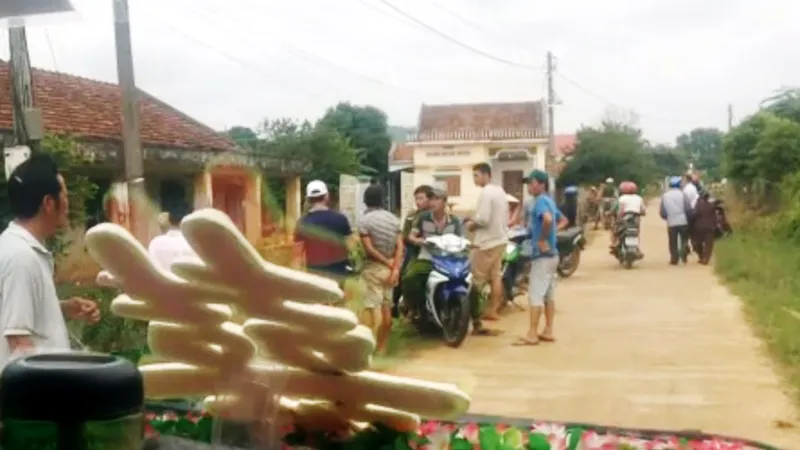 Cán bộ thôn Sơn Tây chặn xe rước dâu con trai bà Thu vào ngày 17-10