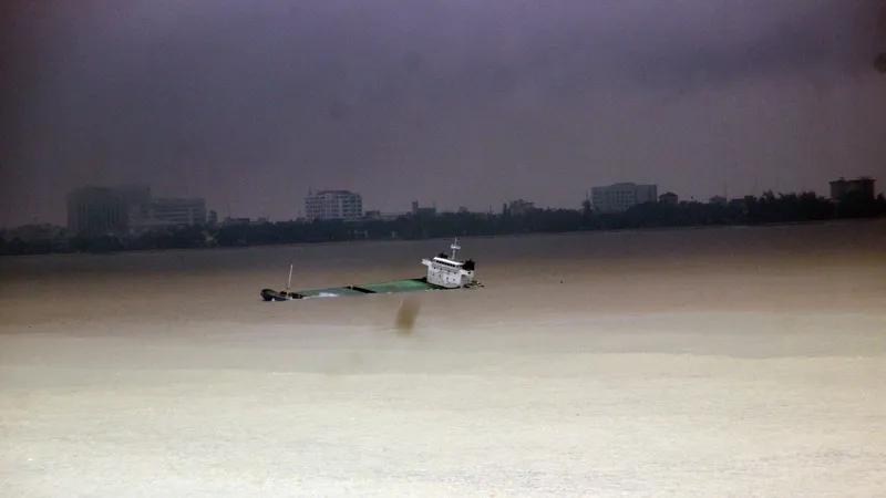 Các tàu hàng bị bão đánh bật đều là tàu “vãng lai”