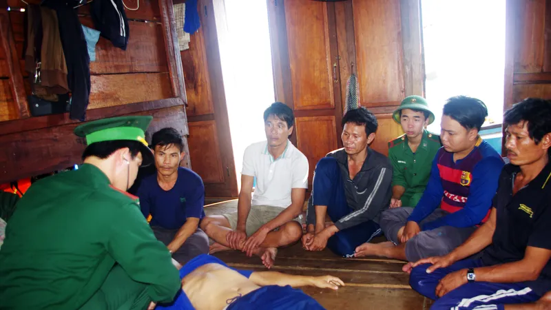 Bộ đội Biên phòng tỉnh Bình Định đang sơ cứu ban đầu cho các ngư dân tàu bị nạn