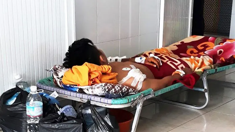 Bảo vệ bạn gái, thanh niên bị chém 7 nhát trên người phải cấp cứu