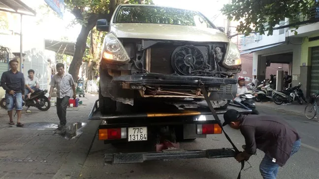Tông vào nhà dân, xe ô tô 7 chỗ nhanh chóng rời khỏi hiện trường 