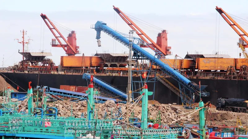 Nhiều khối đât, đá, xà bần mới có cũ có được DN đổ xuống nhằm lấn cảng cá để mở rộng bãi hàng