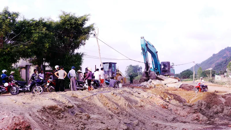 Chưa thống nhất bồi thường, tự ý đào phá đường dân sinh của dân