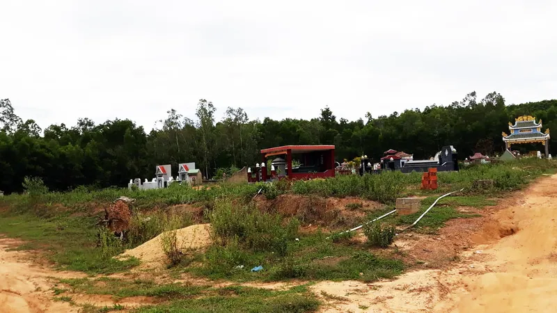 Cán bộ thôn tự ý đặt luật “thu phí” đất nghĩa trang và đất khu dân cư