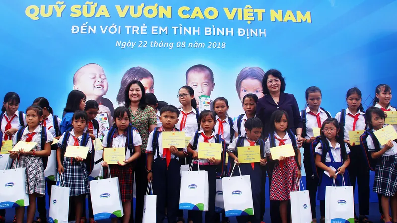 Phó Chủ tịch nước Đặng Thị Ngọc Thịnh trao quà cho học sinh vùng lũ Bình Định