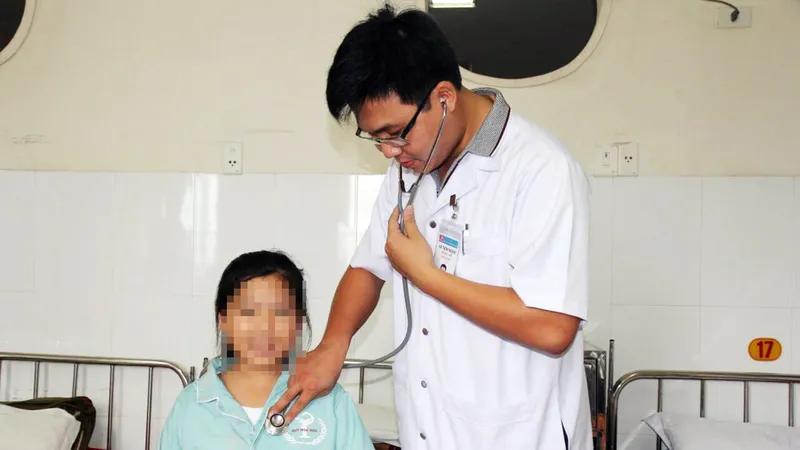 Bệnh nhi mắc bệnh “lạ”: Ra mồ hôi có máu đỏ