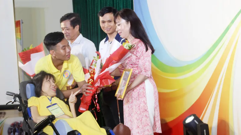 Thắp lửa yêu thương đồng hành với người khuyết tật 