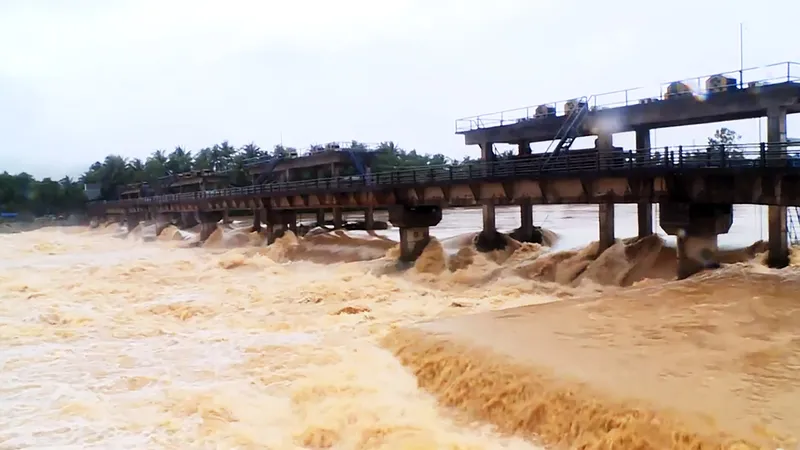 Giúp dân dọn lũ, 1 dân quân cơ động xã bị nước lớn cuốn tử vong
