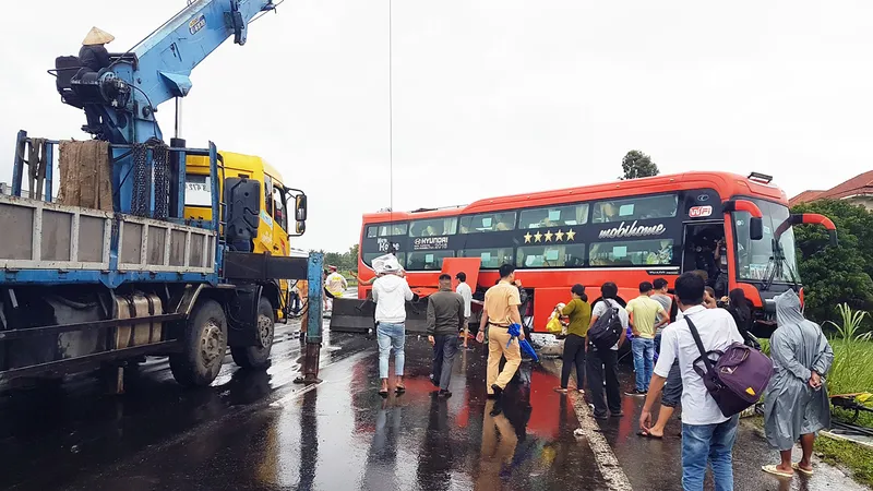 Lại xảy ra tai nạn xe máy, xe khách do “ổ gà” trên QL1A qua Phú Yên