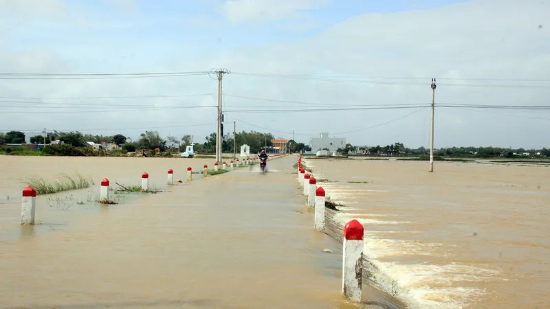 Cuối năm lũ vẫn đang “vây ráp” Phú Yên và Bình Định, 1 người chết vì lũ cuốn 