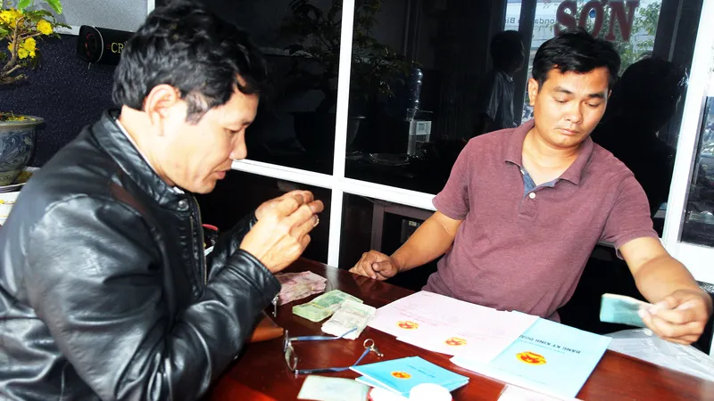 Nhân viên nhà xe trả lại 1,2 cây vàng và 250 triệu đồng cho hành khách bỏ quên