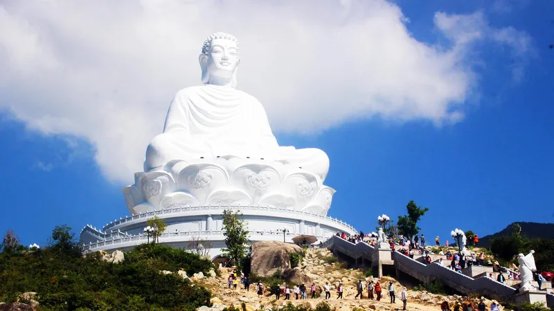 Dòng người đổ về chiêm ngưỡng tượng Phật ngồi cao nhất Đông Nam Á