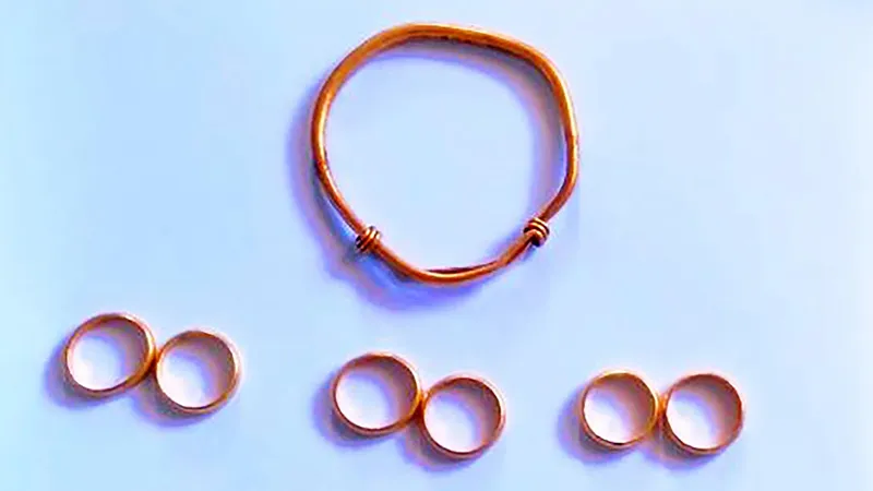 Gần 3 cây vàng vô chủ nhặt trong đống lúa được chia như thế nào? 