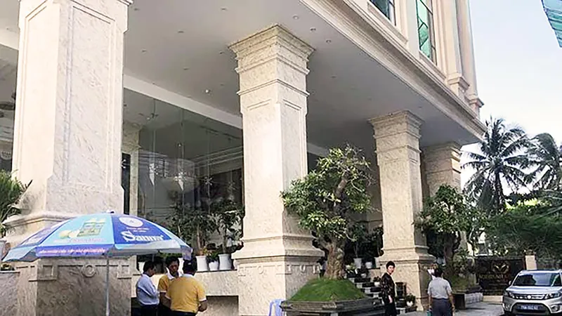 Một phóng viên Báo Pháp Luật TPHCM bị nhiều đối tượng dọa “giết chết cả gia đình“