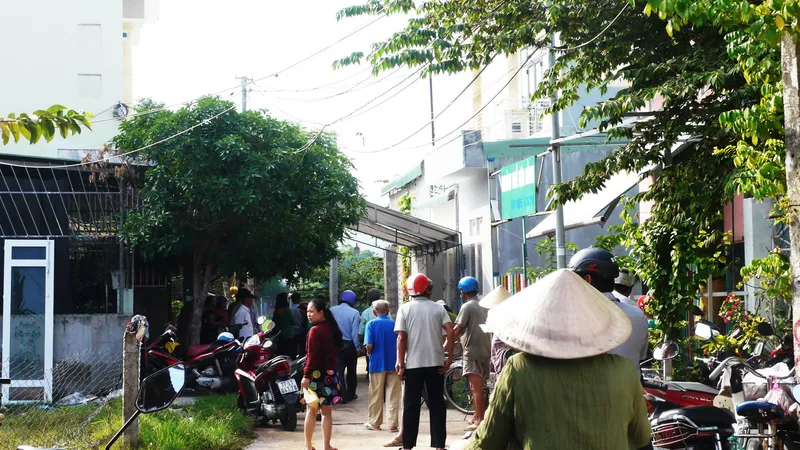 Vợ chồng nằm chết trên vũng máu trong ngôi nhà khóa kín cửa