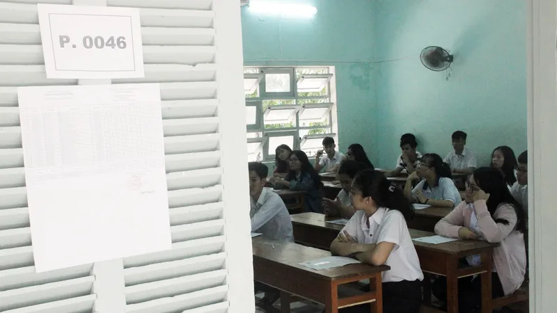 Chụp đề ngay trong phòng thi, 1 thí sinh bị giám thị phát hiện