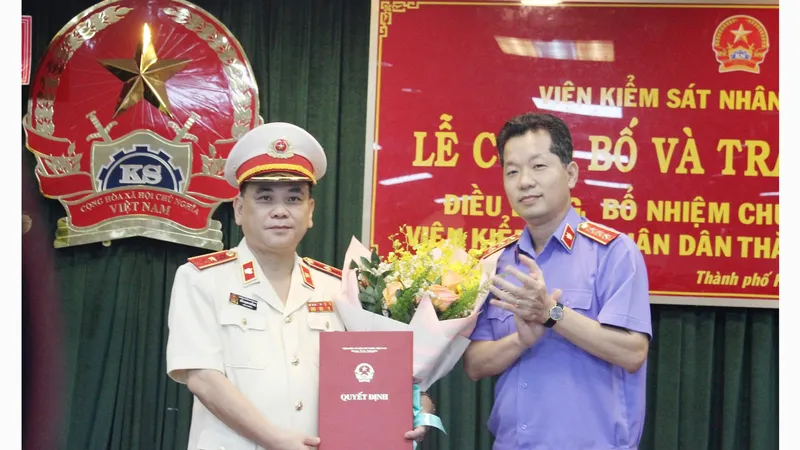 Ông Đỗ Mạnh Bổng (trái) nhận quyết định điều động, bổ nhiệm chức vụ Viện trưởng Viện Kiểm sát Nhân dân TPHCM. Ảnh: MAI HOA