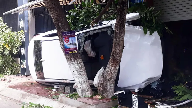 Ô tô bất ngờ lao lên vỉa hè, 2 người thương vong