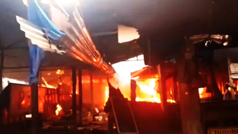 Chợ Mộc Bài cháy dữ dội, hàng trăm tiểu thương "chết điếng"