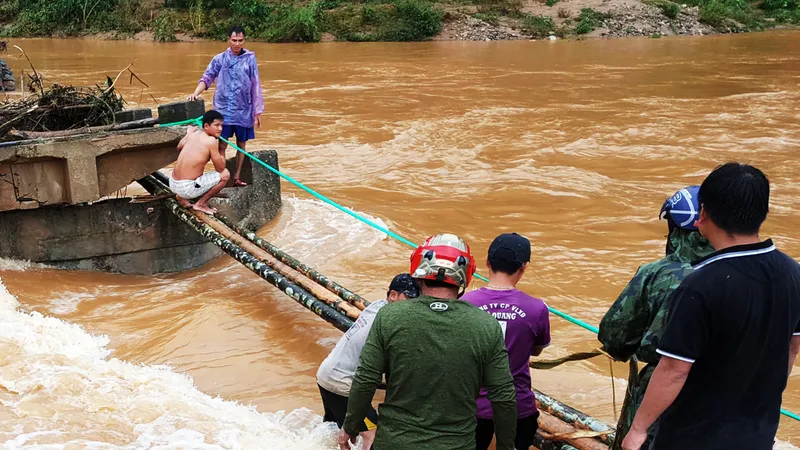 Lũ đánh sập cầu, dân dùng cây cau làm cầu đi tạm