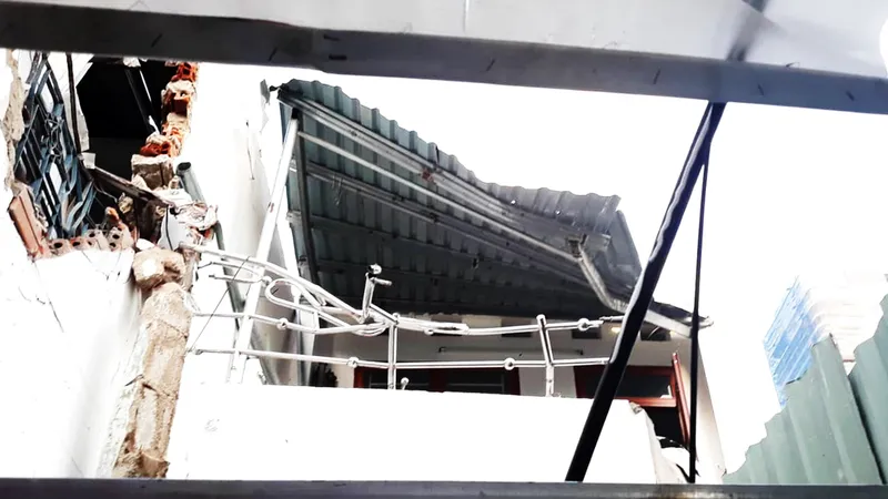 Cần khoan dài gần 20m bất ngờ rơi xuống 2 nhà dân