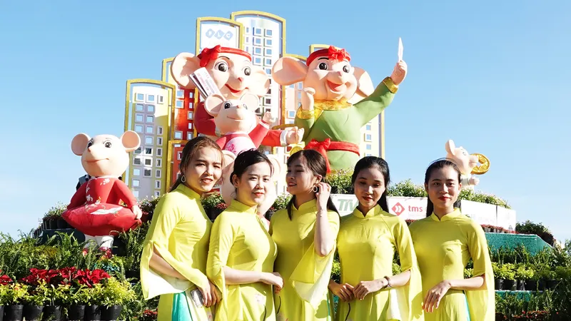 Độc đáo linh vật gia đình nhà chuột đi hội bài chòi ở Quy Nhơn