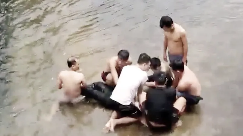 Ba người đàn ông xả thân cứu người đuối nước giữa sông Lại Giang