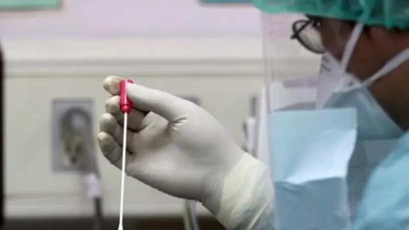 Lấy mẫu xét nghiệm virus Corona một phụ nữ ở Gia Lai trở về từ Vũ Hán