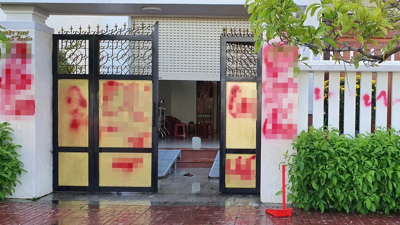Nhà riêng của Giám thị trại giam Bộ Công an bị ném trứng thối, sơn bẩn