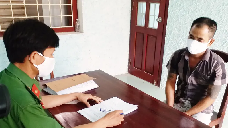 Bắt tạm giam chủ quán cầm dao đuổi đánh đoàn công tác phòng chống dịch Covid-19