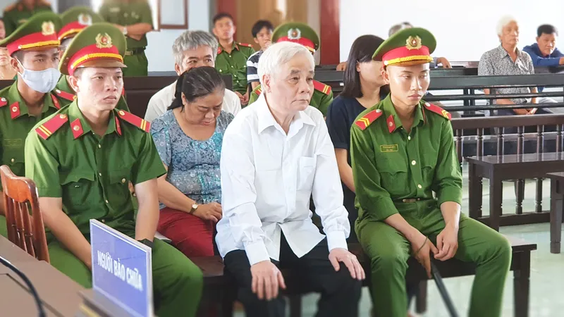 Giảm án cho cựu chánh án tòa án cùng 3 thuộc cấp tham ô tài sản